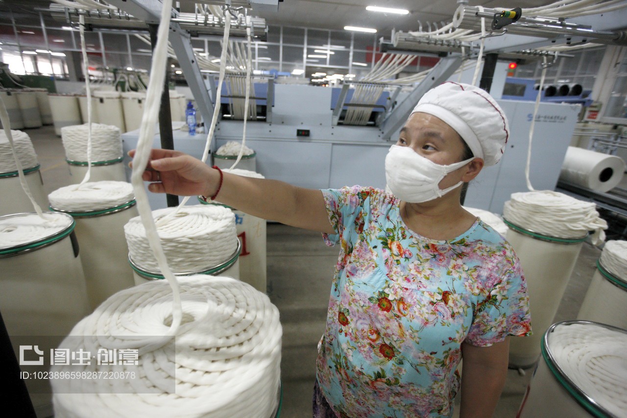 安徽省淮北市,啟鑫紡織廠的生產車間內,紡織女工加工出口的歐美地區(qū)的紡織品。
